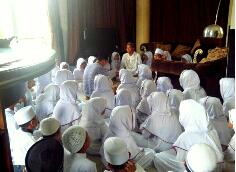 henysetyoningsi's tweet photo. dirgahayu @bangbily berbagi dengan anak yatim. sukses trus ya bang http://t.co/wlhXWwa2B7
