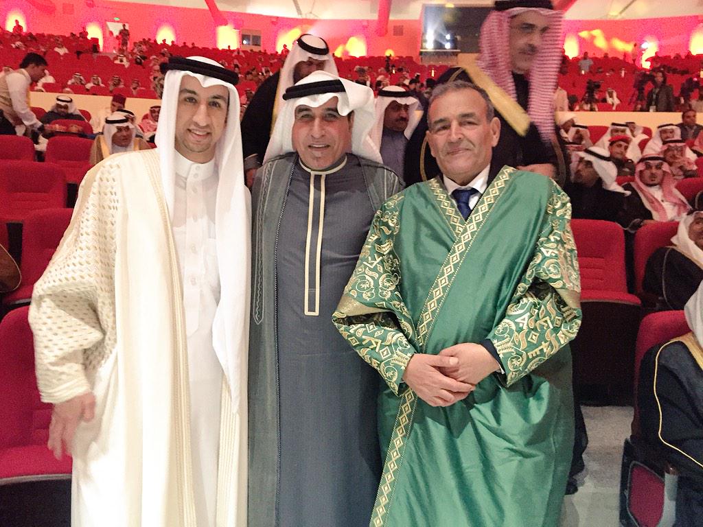 Yahya_Couture's tweet photo. المصمم يحي البشري يتوسط الفائزين بجائزة الشعر في #سوق_عكاظ وهم يرتدون البُردة الخاصة بالحدث .. http://t.co/aIMfC2gbvV
