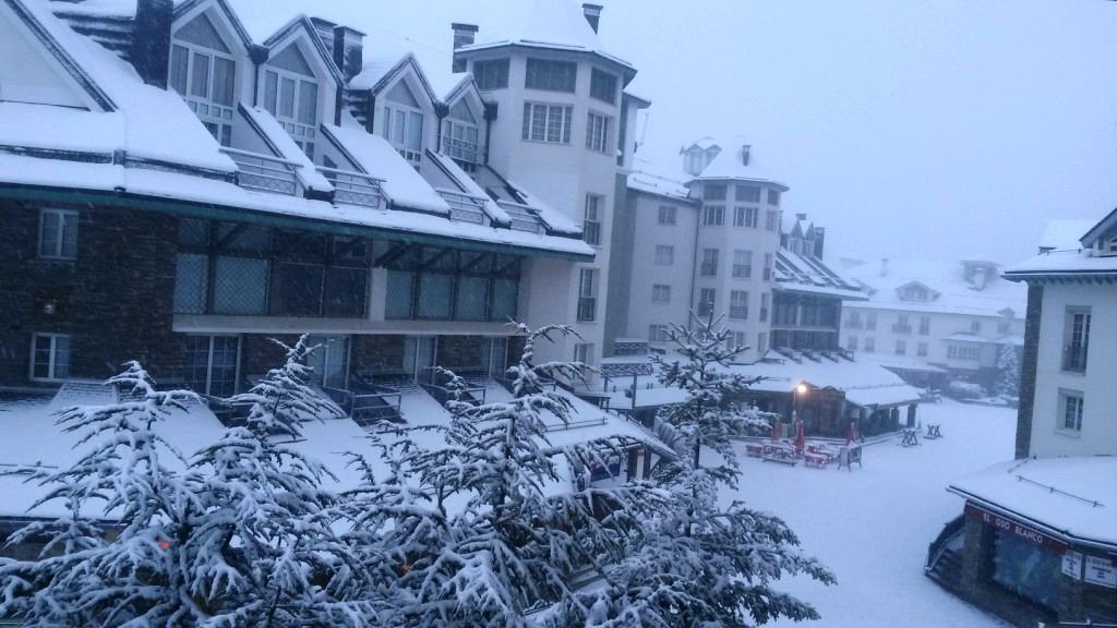 websierranevada's tweet photo. Así amanece #SierraNevada... y sigue nevando http://t.co/7xN1HPWqYm Parte: http://t.co/YUbgErYaBn http://t.co/FgEUqX0Ist