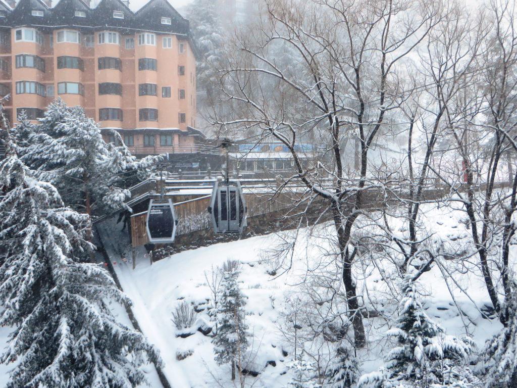 websierranevada's tweet photo. Así amanece #SierraNevada... y sigue nevando http://t.co/7xN1HPWqYm Parte: http://t.co/YUbgErYaBn http://t.co/FgEUqX0Ist