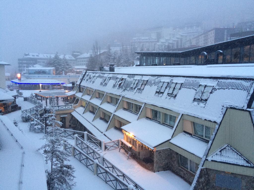 websierranevada's tweet photo. Así amanece #SierraNevada... y sigue nevando http://t.co/7xN1HPWqYm Parte: http://t.co/YUbgErYaBn http://t.co/FgEUqX0Ist