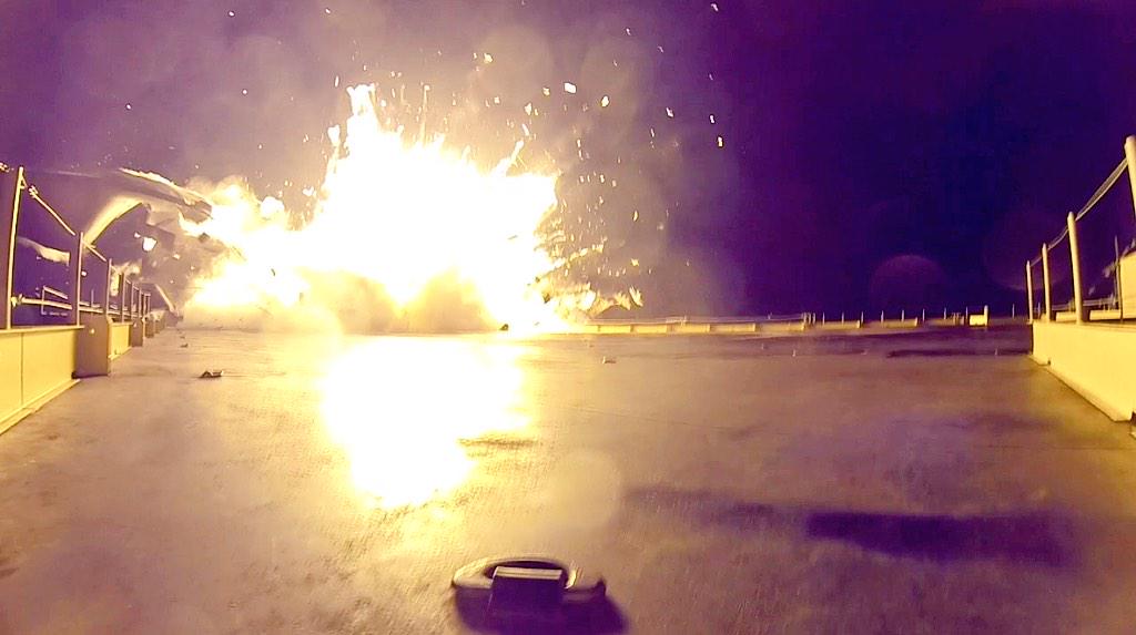 Brigitte_Ba's tweet photo. All 4 pics of the 1st attempt made by SpaceX to recover the 1st stage of a #Falcon9 rocket. Encouraging! #SPX5 http://t.co/mFUSzAFDAG