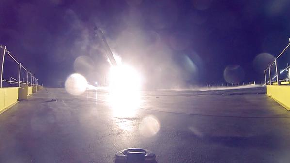 Brigitte_Ba's tweet photo. All 4 pics of the 1st attempt made by SpaceX to recover the 1st stage of a #Falcon9 rocket. Encouraging! #SPX5 http://t.co/mFUSzAFDAG