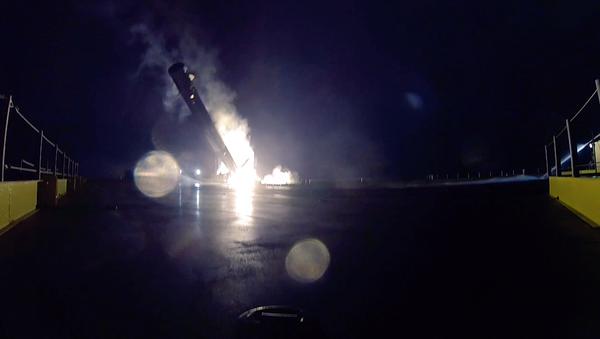Brigitte_Ba's tweet photo. All 4 pics of the 1st attempt made by SpaceX to recover the 1st stage of a #Falcon9 rocket. Encouraging! #SPX5 http://t.co/mFUSzAFDAG