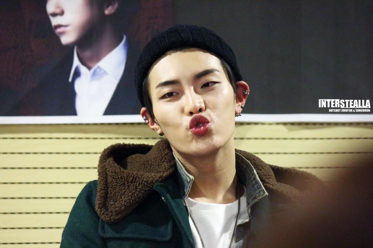 Interstealla's tweet photo. 141207 인천팬싸인회 #준혁 3pics up #Hotshot #핫샷 #최준혁 http://t.co/abRHQbSGak 한달도 더 된 사진...ㅠ.ㅠ 입술츄 '3' http://t.co/lGLoxfKCB7