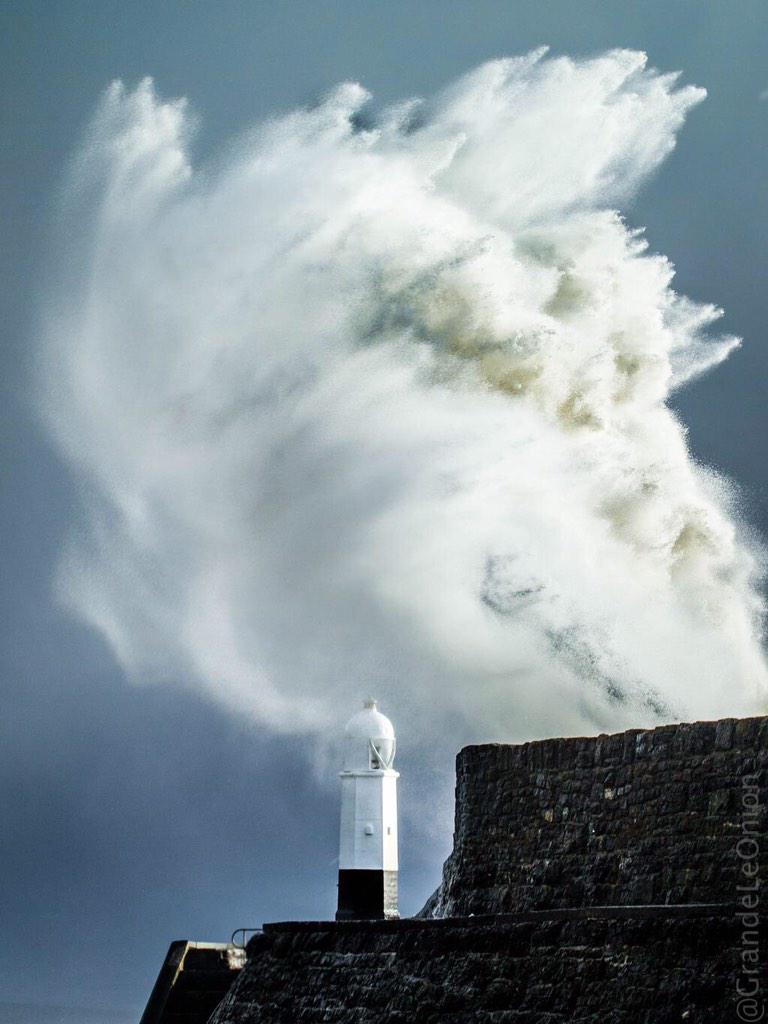 ESPLtd1's tweet photo. Wave overtopping? #Porthcawl #HydroProcesses (via @grandeleonion). http://t.co/tArys0Lg0s