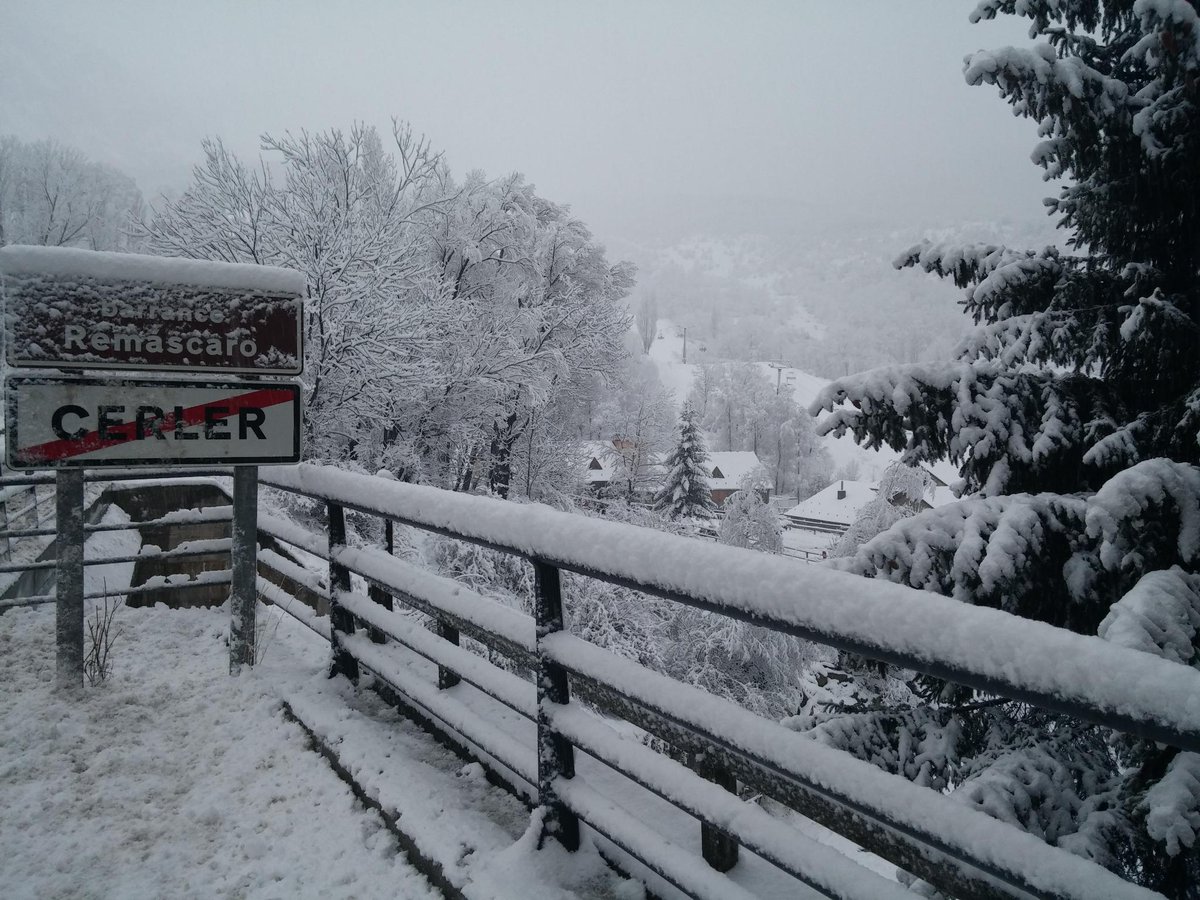 rocaroya's tweet photo. Por fin!!!!!!!!!! Bonita nevada hoy en Cerler y sigue nevando http://t.co/8SVKYPH3wo