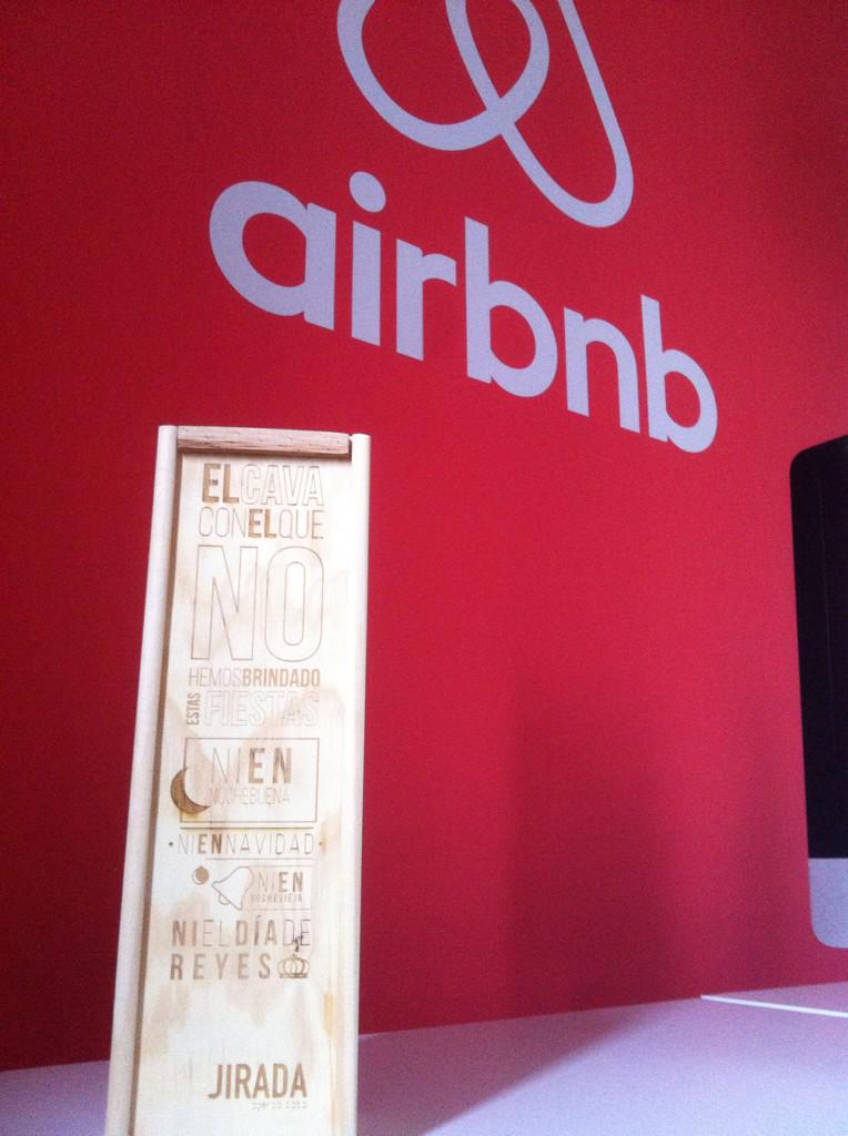 Muchas gracias a <a href="/Jiradatw/">Jirada</a> por su regalo post navideño a la oficina de <a href="/airbnb_es/">Airbnb España</a>
