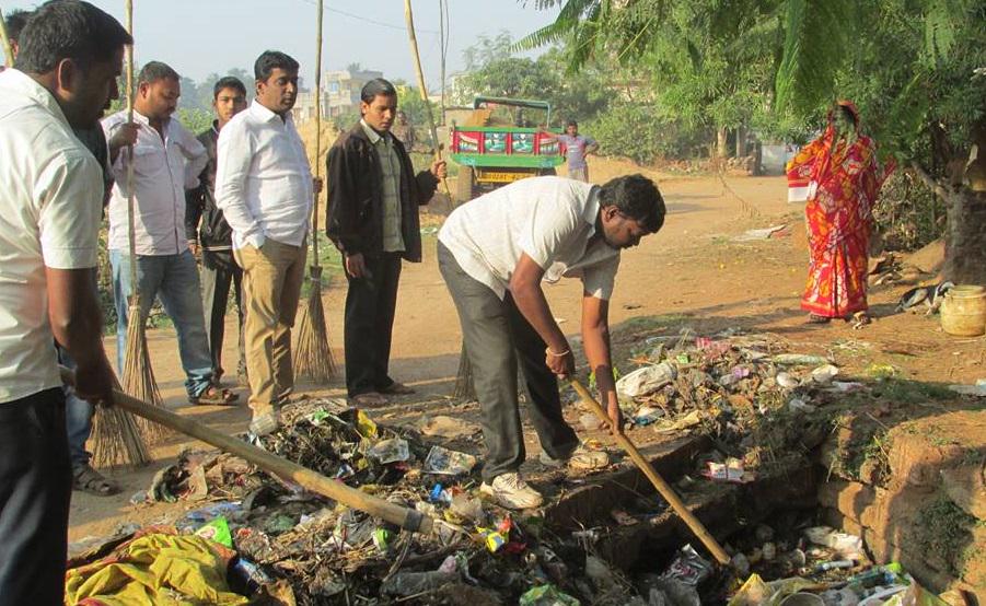 SwachhaBBSR's tweet photo. Let's pledge to eradicate insanitation. It would be a great service to Mother India.@narendramodi @dpradhanbjp http://t.co/dDPiAqwCR8