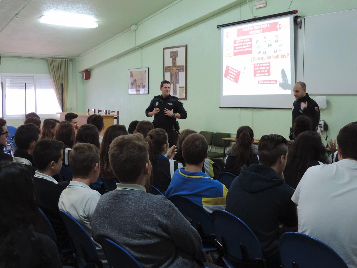 Hoy la <a href="/policia/">Policía Nacional</a> enseña a 4º ESO los riesgos asociados a las nuevas tecnologías y al uso de redes sociales.