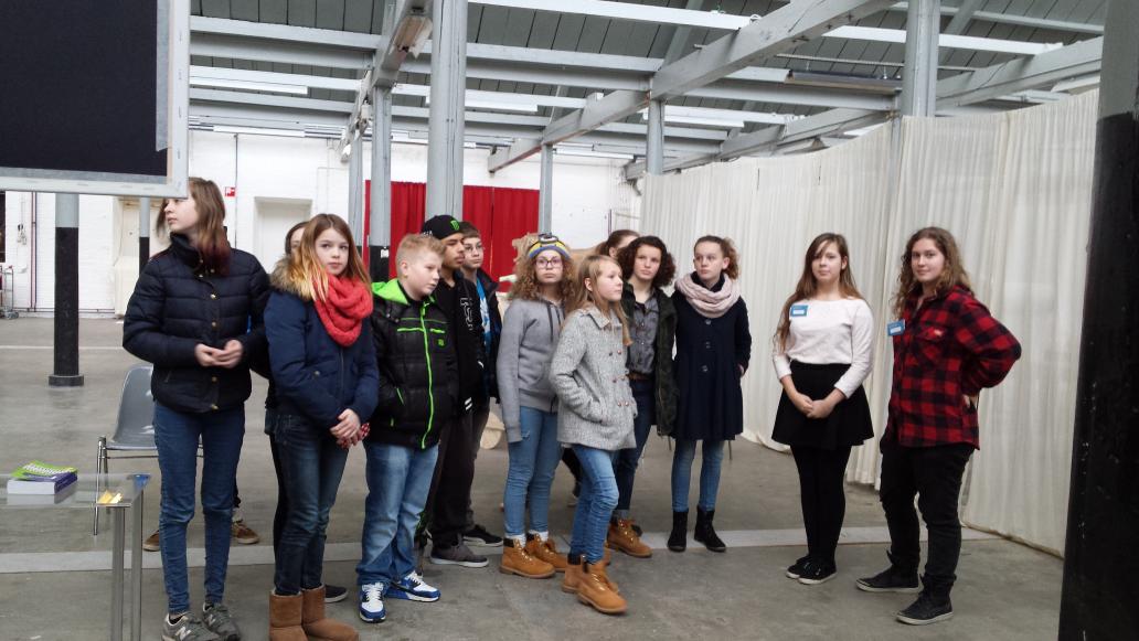 Na de fantastische opening van de eindexamenexpo gister, nu de eerste stamgroep op bezoek! <a href="/DNS106/">De Nieuwste School</a>