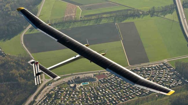 ignasicomellas's tweet photo. El primer avión solar está listo para dar una vuelta al mundo http://t.co/uEdTo7IKXi http://t.co/Kti1OEUWKy