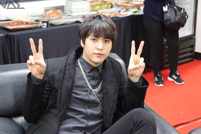 B7deLwpCYAAlExJ.jpg:large