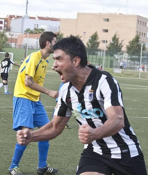hoyextremadura's tweet photo. #Tercera | Golo vuelve al Badajoz como segundo de Pastelero http://t.co/0NdUmw9jiB vía @hoyextremadura http://t.co/vA8L4AIyjb