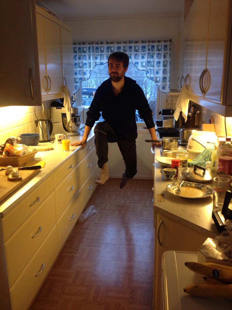 Jan er happy for det smale kjøkkenet. Han trener endel da! #kitchenrunning #cumihaag #hasjtag