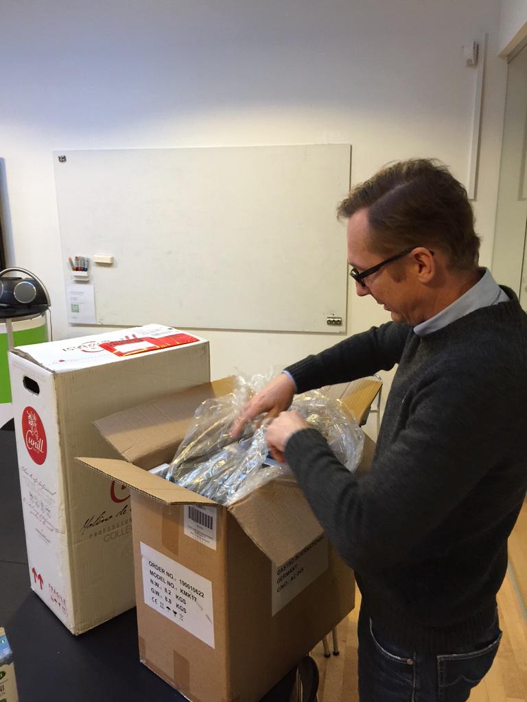 Tokeroed's tweet photo. Så er unboxing done og de nye kaffegadgets klar. Venter spændt på bønner fra @Holy_Bean. Det bliver god #OxygenKaffe http://t.co/JZSl5sk4Jp