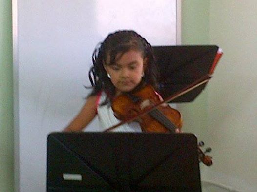 andrecubi's tweet photo. Mi hermosa Violinista :* #sanjuandecolon #orquesta pre-infantil @elsistema poco a poco mi princesa :* http://t.co/QmU19AzJFw