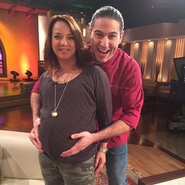 LatinIconos's tweet photo. El tío James quiere que #Alaïa sea fan del Barça, pero ¿y si sale fan del Real Madrid?😄😄 @AdamariLopez @ChefJames ❤️💙 http://t.co/vbRWlD2drj