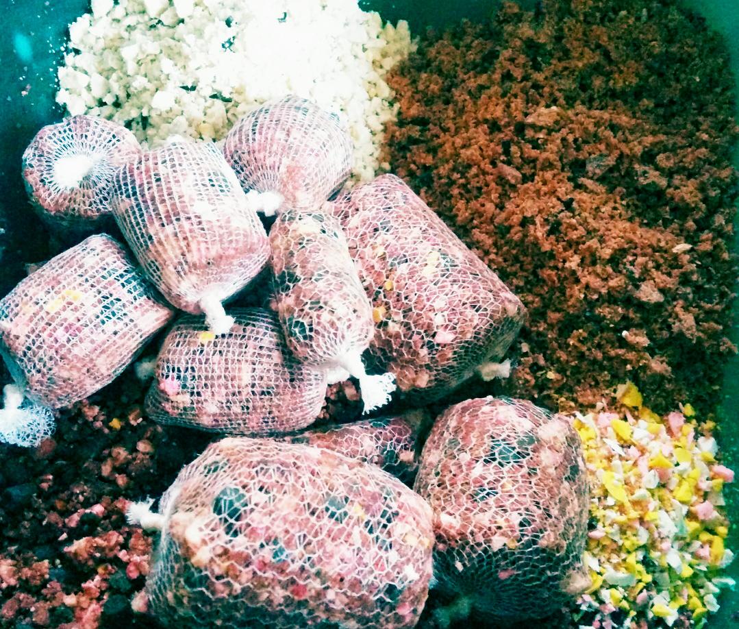 TeaLeaf1975's tweet photo. Hoping to get out over the next few days as long as lakes aren't frozen. #lunarwhites #fishmix #deception #baitprep http://t.co/fvjgglBY0D