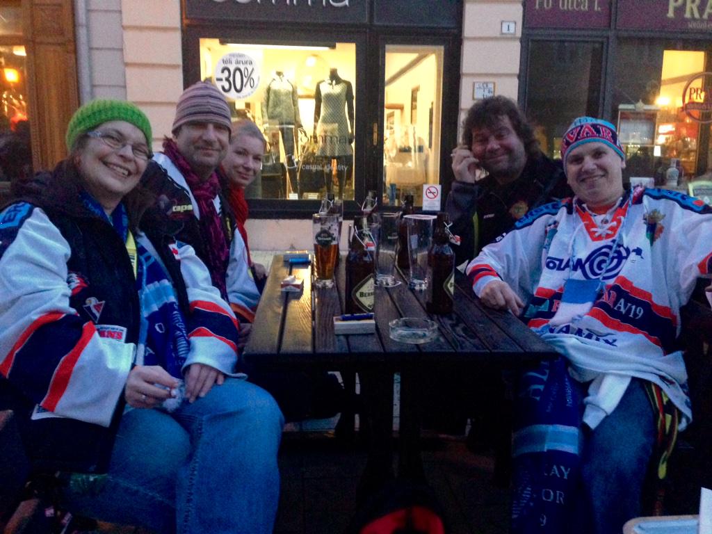 FehervarAV19's tweet photo. Wien ist anders :) bécsi szurkolói különítmény Fehérváron! #vienna #fansontour #fiakercaps @viennacapitals http://t.co/Oyw3RNiTq2