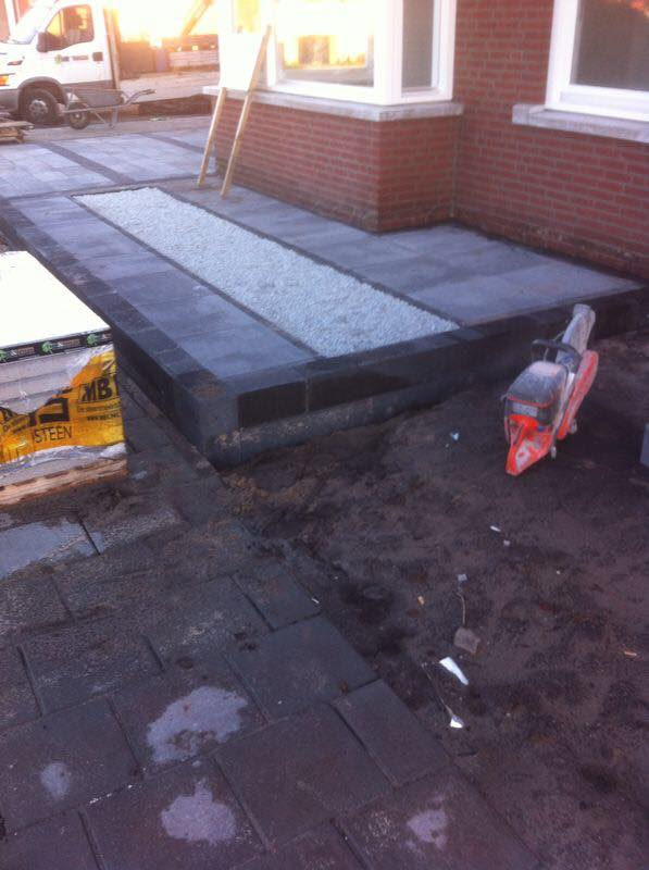TuinenTerras7B's tweet photo. Voortuin, oprit en een padje naar achter gerealiseerd in Made. Alle gebruikte materialen van GeoColor+ van @MBI_Tuin http://t.co/AP5u5vIhl9