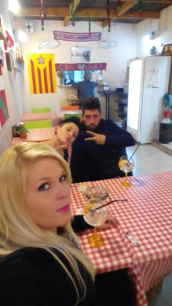 humordesalamera's tweet photo. La foto que os tome de estranjis ahaha @judiit23 @SARAAY_26 http://t.co/g1W7PZJGH5