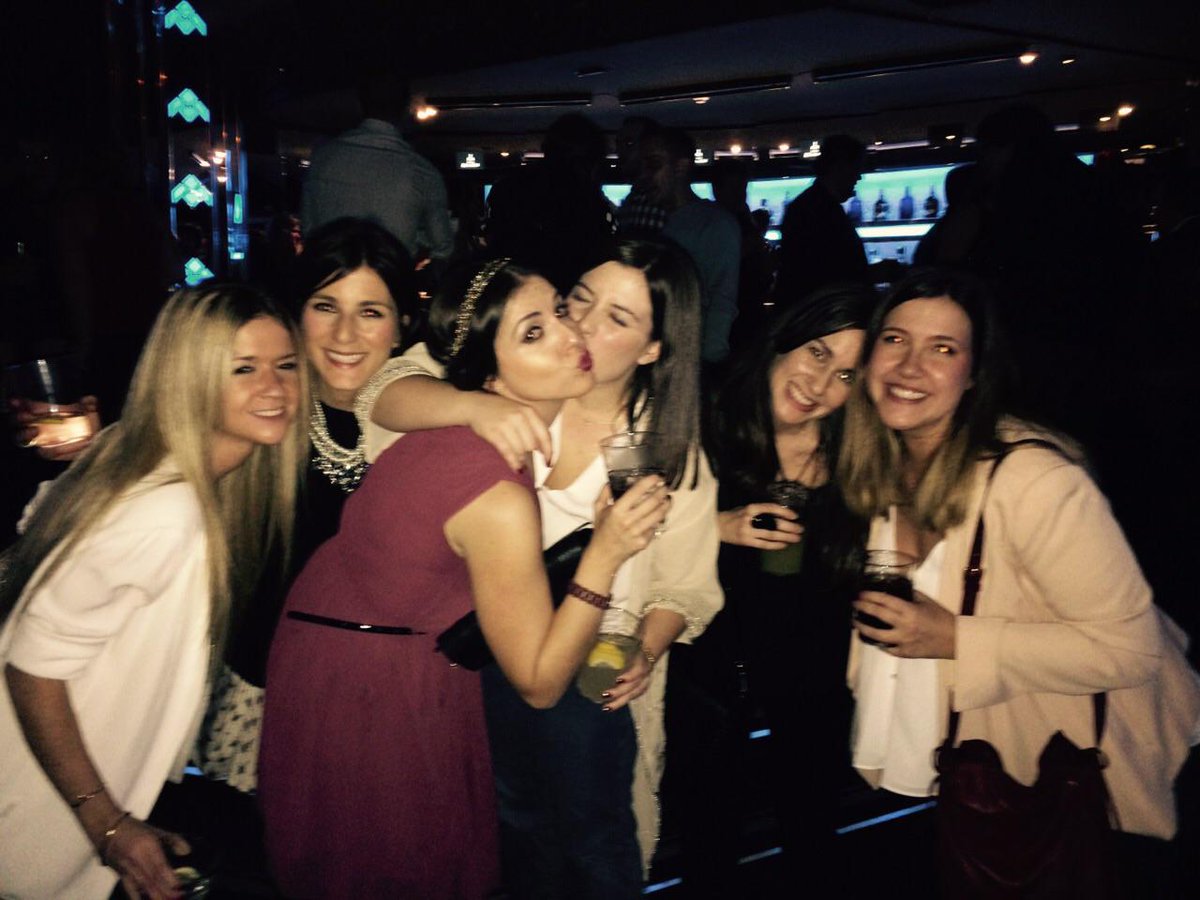Aliciousss's tweet photo. Cena anual Loewe 💖 http://t.co/AizsLuVvfu