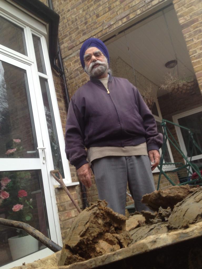 N_Brimble's tweet photo. So this man is the brainiest man alive. His just told me that the rain comes from the sky &amp; goes into the ground. 👍👏 http://t.co/UUyuAjXK0h