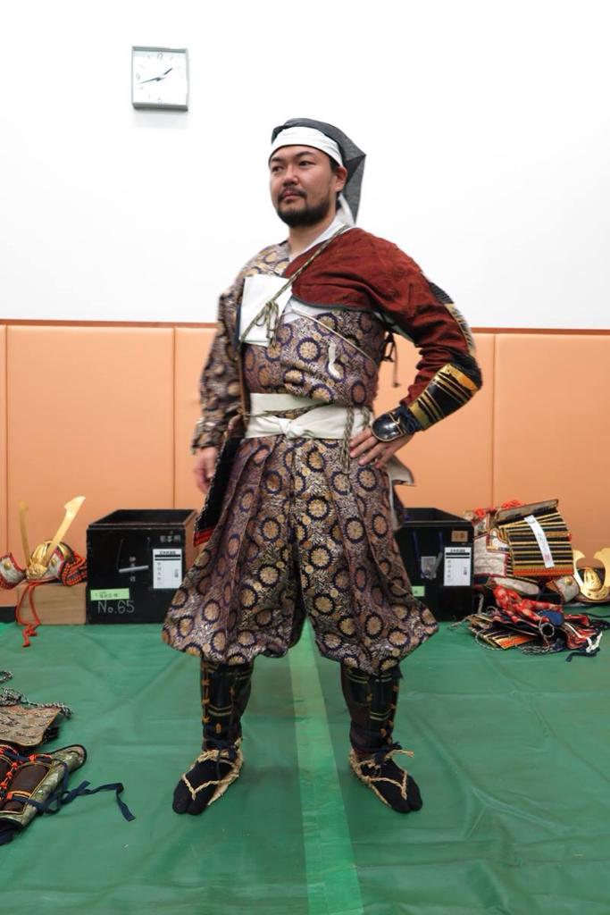 트위터의 鎧甲冑製作所 佐藤 님 大鎧を脱いで直垂 ひたたれ に右手側の脇楯 わいだて という大鎧の蓋みたいな部位と片籠手 かたごて 臑当 すねあて 烏帽子姿 このような姿を小具足 こぐそく 姿という いつでも直ぐに鎧を着られる状態で戦場で休む際の姿 T