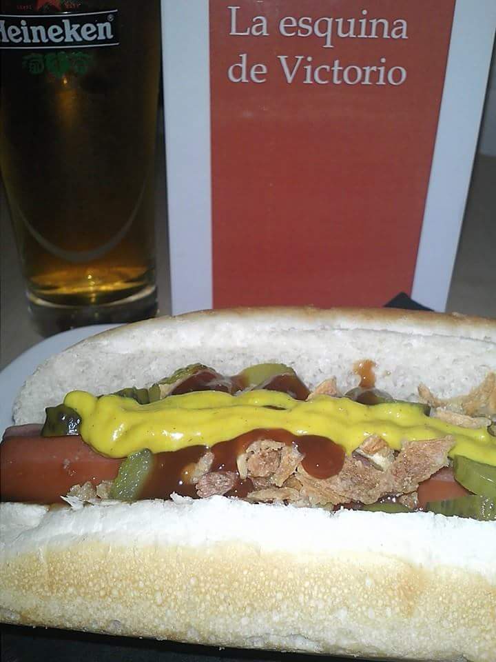 VictorioEsquina's tweet photo. Nueva oferta! Perrito (cebolla crujiente, pepinillo,  queso,  salsa barbacoa y mostaza) +Caña 2.50!! #tapas #Murcia http://t.co/v6Yy5gpuCZ