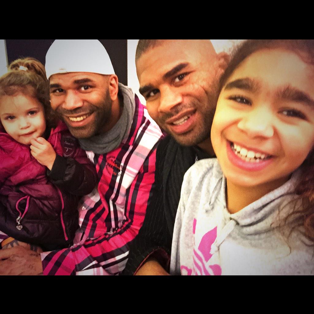 Twitter \ Alistair Overeem على تويتر: "Me and my brother Valentine with the girls! http://t.co/puoMRVJIlN"