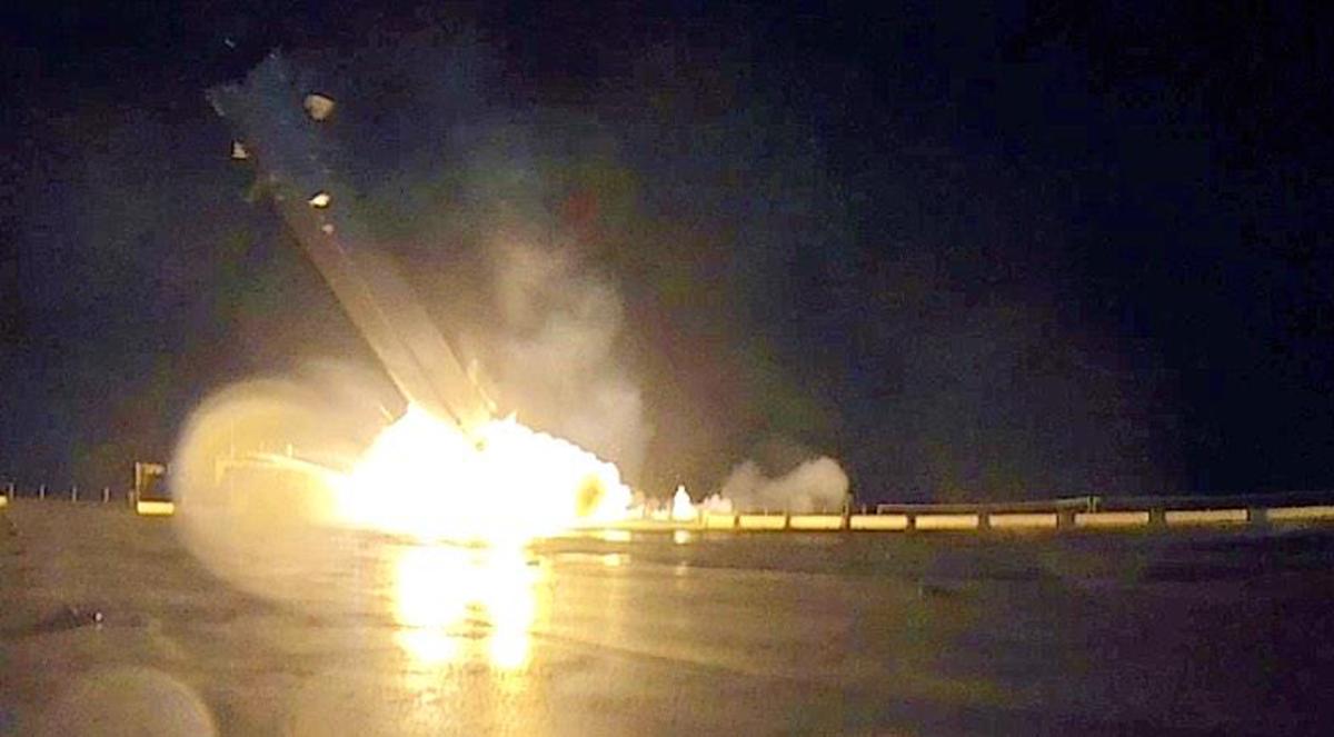 ImperialEdan's tweet photo. RT @newscientist: The fiery moment the SpaceX rocket crash-landed on a boat http://t.co/uYKQGfjHoL http://t.co/eA0189mcxk #fail