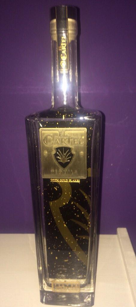 ELJHOTA's tweet photo. Mi amiga @albita911  esta a otro nivel  tequila el cartel #goldedditions 💪💪💪 daddy yankee tequila http://t.co/HPISnzXSg9