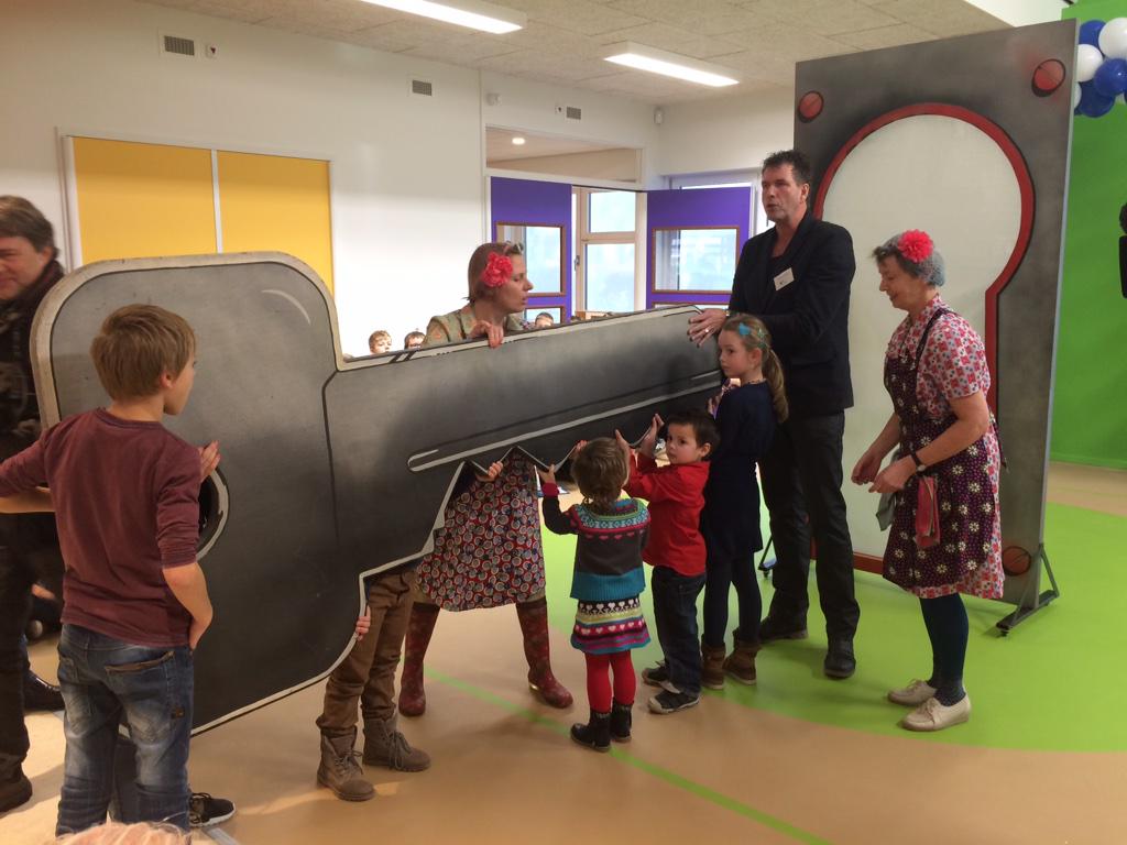 DijkstraDraisma's tweet photo. Feestelijke opening voor kindcentrum 't Swannestee in Langweer door de schoolkinderen zelf met reusachtige sleutel! http://t.co/bvYNKuWxlu