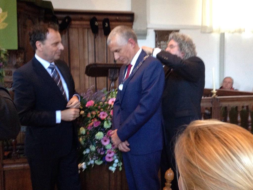 Teun de Jong hangt ambtsketen om bij #installatie #BertWassink #Terschelling #burgmeester. Welkom @berwas !