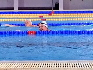 Benen uitzwemmen met <a href="/esmeevermeulen/">Esmee Vermeulen</a>. Het gezelligste deel van de training!