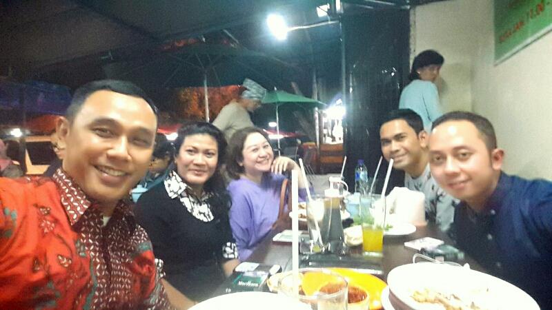 Having dinner @ ayam goreng "Berkah" Rachmat