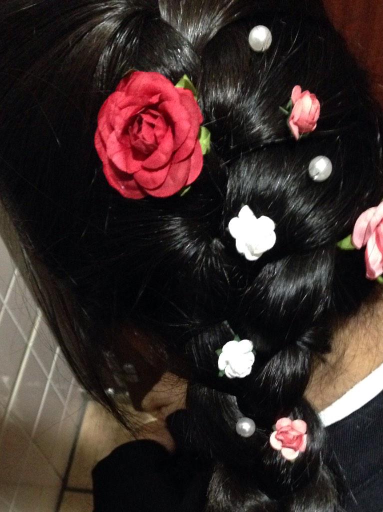 AyuHappybox's tweet photo. 我ながら上手く出来たと思う！
友達の髪を編み込みをして花の飾りを付けて完成だから案外簡単！
10分もかからないと思う😍😍😍 http://t.co/9SEu1v7ybY