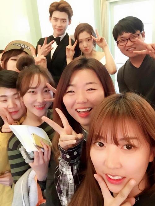LeeJongsukID's tweet photo. Lee Jongsuk, Park shinhye and staff! ©Staff fb http://t.co/Vk5C5YSzlR