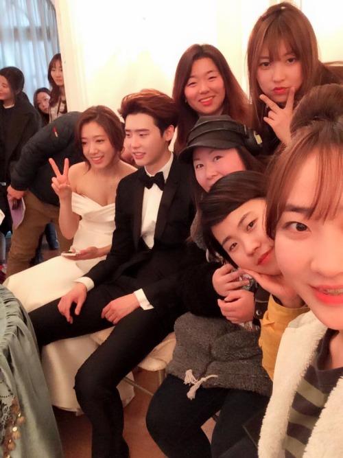LeeJongsukID's tweet photo. Lee Jongsuk, Park shinhye and staff! ©Staff fb http://t.co/Vk5C5YSzlR