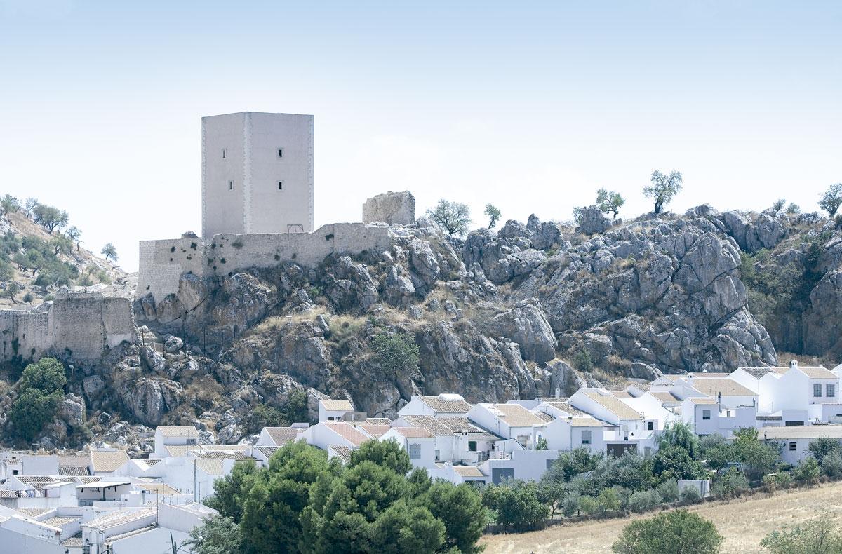 vivecostadelsol's tweet photo. Cañete la Real y su Castillo Árabe Hins Qanit de fondo, sobre las rocas. Espectacular. http://t.co/3DddAGMtpb