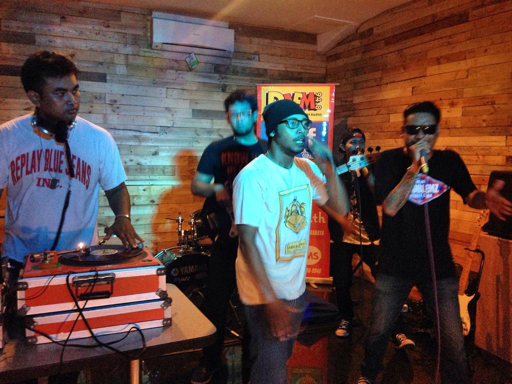DJFMSURABAYA's tweet photo. Wiw! @RAPPUBLIKHIPHOP lagi ngebawain lagu @Tera_Project - I Believe keren cuy! #INDIEmovement http://t.co/VxPSWKwR5T