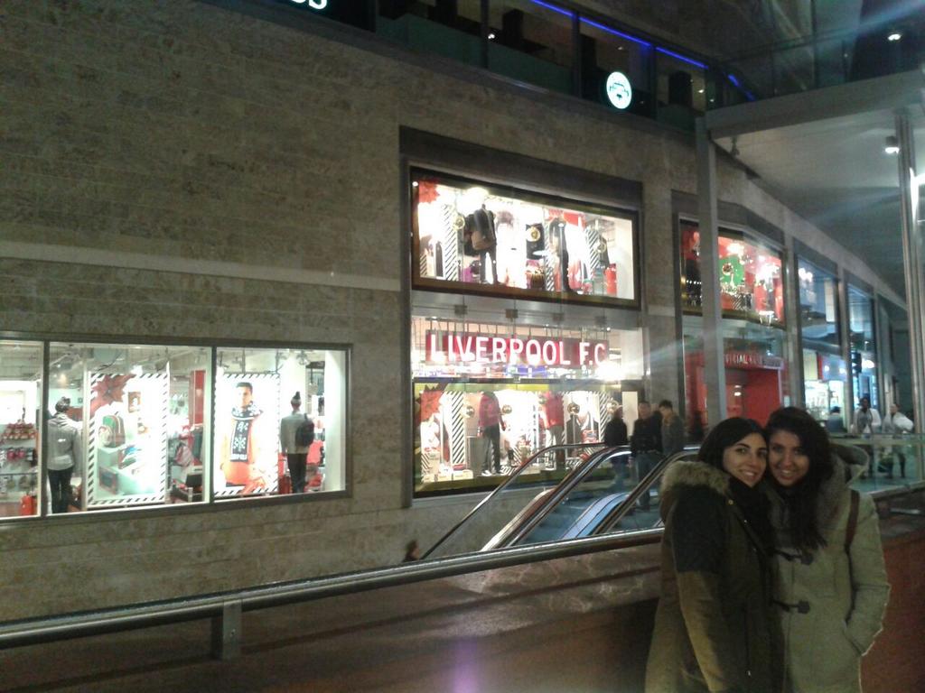 LoreHerf's tweet photo. Cuando vuelvo a verte a ti y al frío horrible de liverpool?? @rakel_91 i miss you! http://t.co/yAD4CSua5r