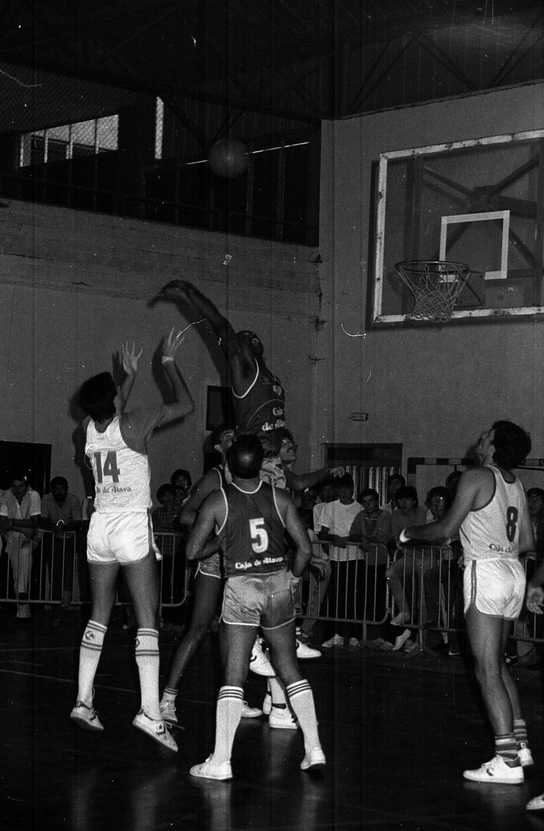 fotos - Especial 60 aniversario (Fotos, recuerdos, recortes...del Baskonia desde 1959) - Página 37 B7ekBI6CUAAAlGS