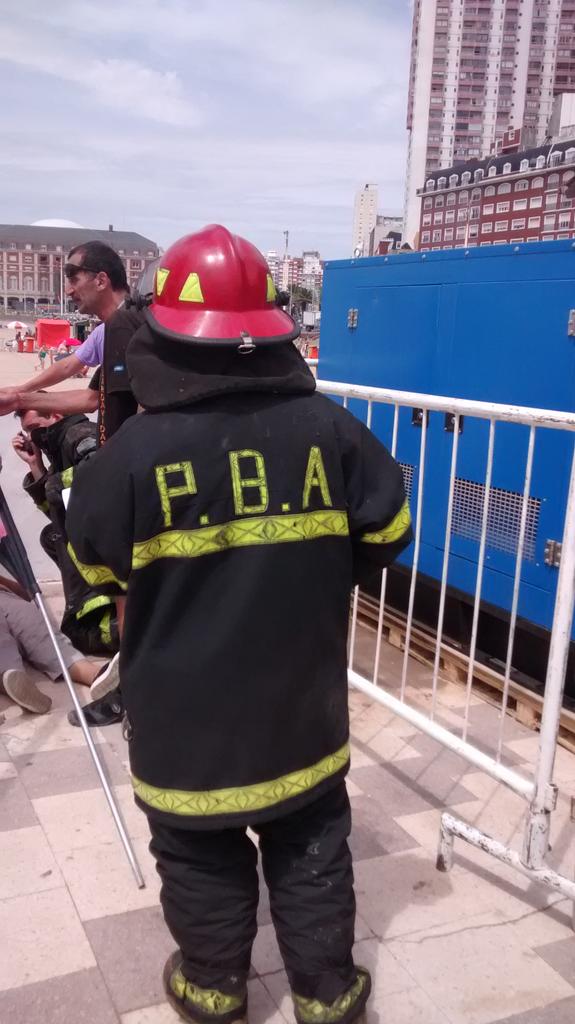 mirandaomar40's tweet photo. @todonoticias accidente en mar del plata vuela extrutura de Anses en muelle los pescadores  una persona herida http://t.co/QjLwcuxi0u