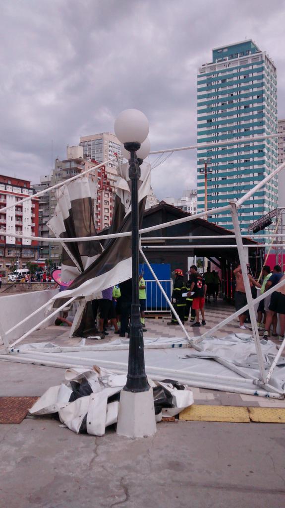 mirandaomar40's tweet photo. @todonoticias accidente en mar del plata vuela extrutura de Anses en muelle los pescadores  una persona herida http://t.co/QjLwcuxi0u