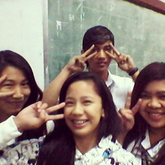 ohleerrific's tweet image. Last tuesday, Goofin around with my groupmates. #designclass #abcdee #jaynee #chie