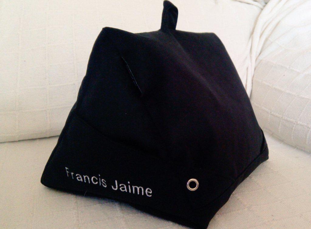 francisjaime23's tweet photo. Muchas gracias a @decoratrix y a @mipuf por el regalo!!! Me encanta el #Ipuf con mi nombre!! http://t.co/6ZzaqJsLpo