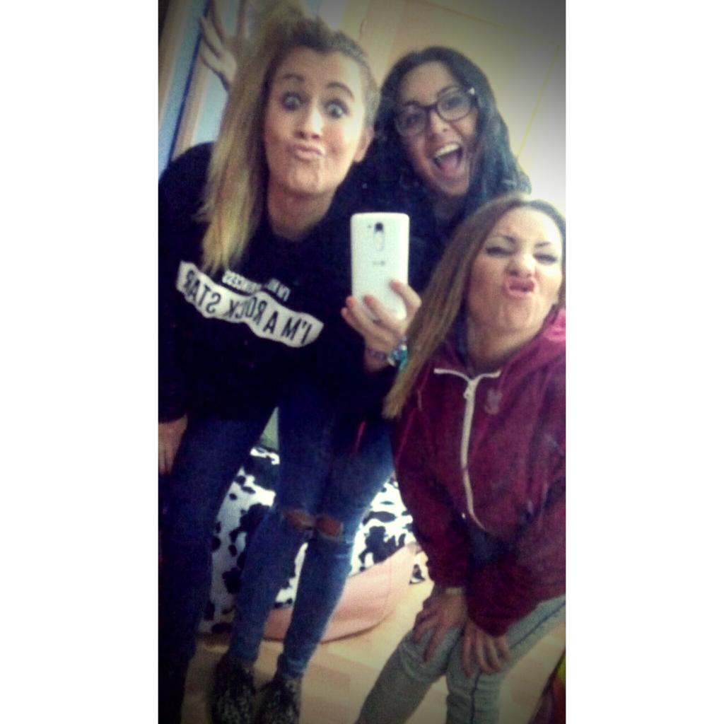 ana_segado's tweet photo. "@carolinarosa90: Mis leones 🐯🐯!!  de astilla caballo regalao 💩💩 jajaja @amandaaa07 @ana_segado http://t.co/cONKuHOeGY"jajajaajjaJ