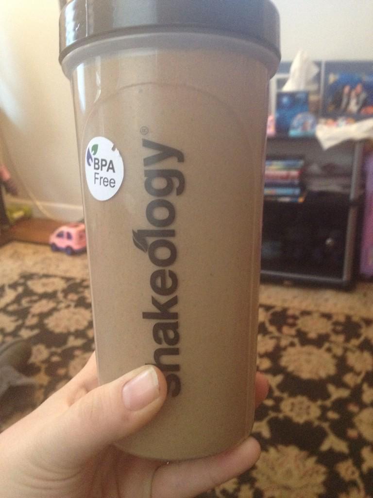 Bella7811E's tweet photo. 1red 2greens 1purple and feeling fantastic! #shakeology #21dayfix @AutumnCalabrese http://t.co/K4XRBRXIWR